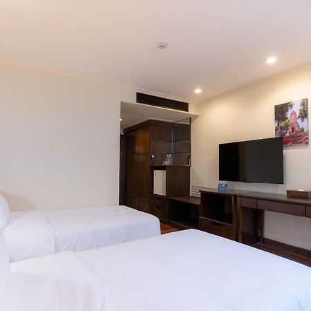 Journeyhub Sukhumvit 26, Bangkok - Formerly St James Hotel ภายนอก รูปภาพ
