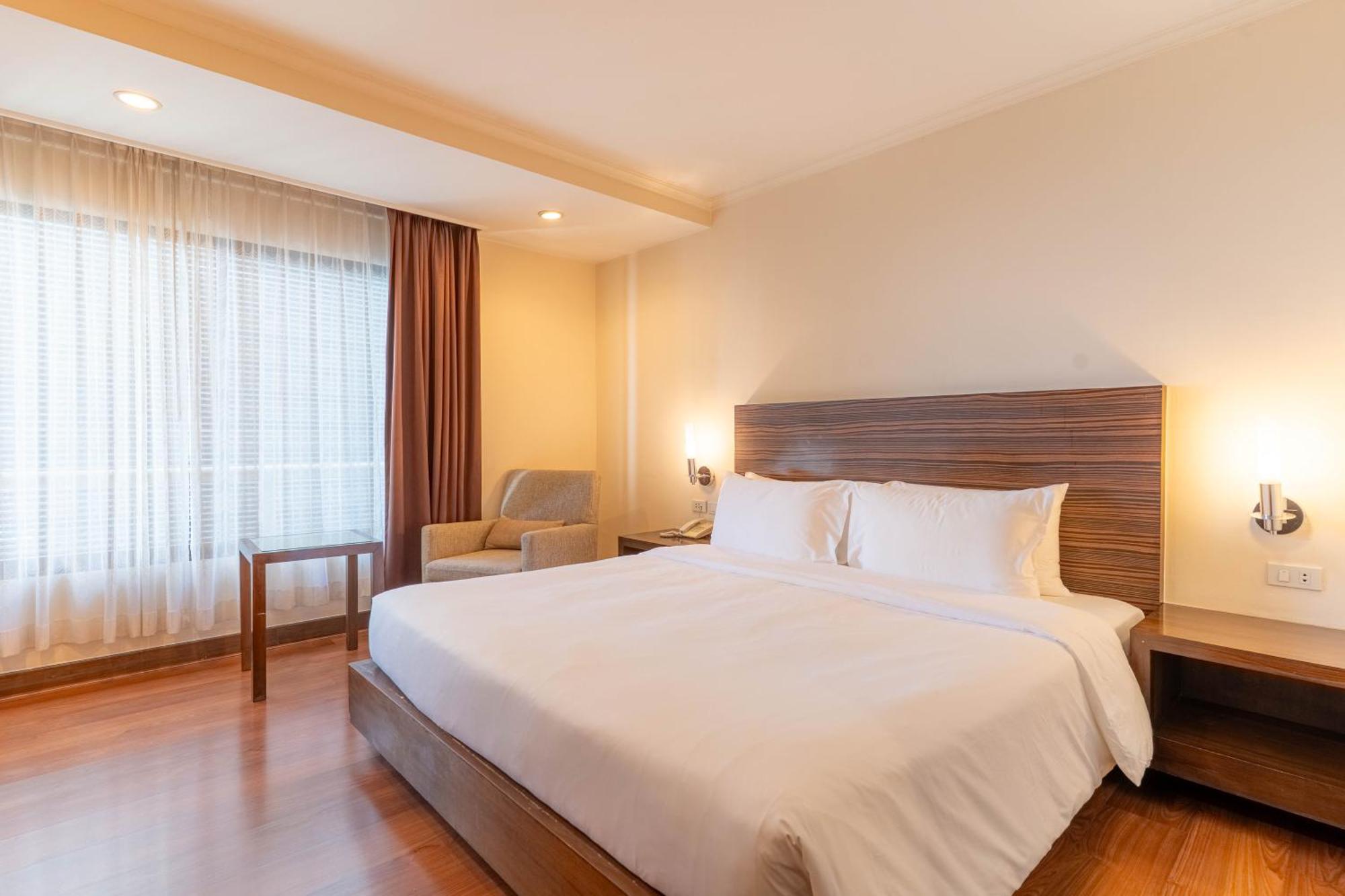 Journeyhub Sukhumvit 26, Bangkok - Formerly St James Hotel ภายนอก รูปภาพ