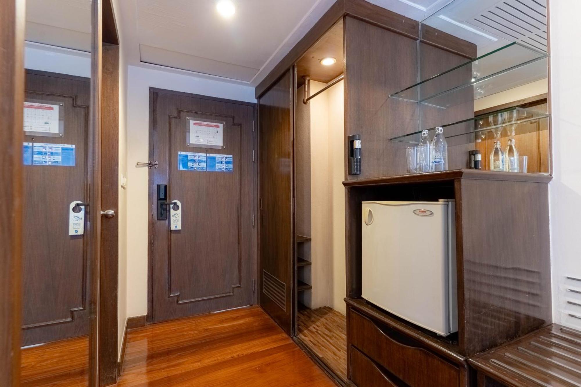Journeyhub Sukhumvit 26, Bangkok - Formerly St James Hotel ภายนอก รูปภาพ