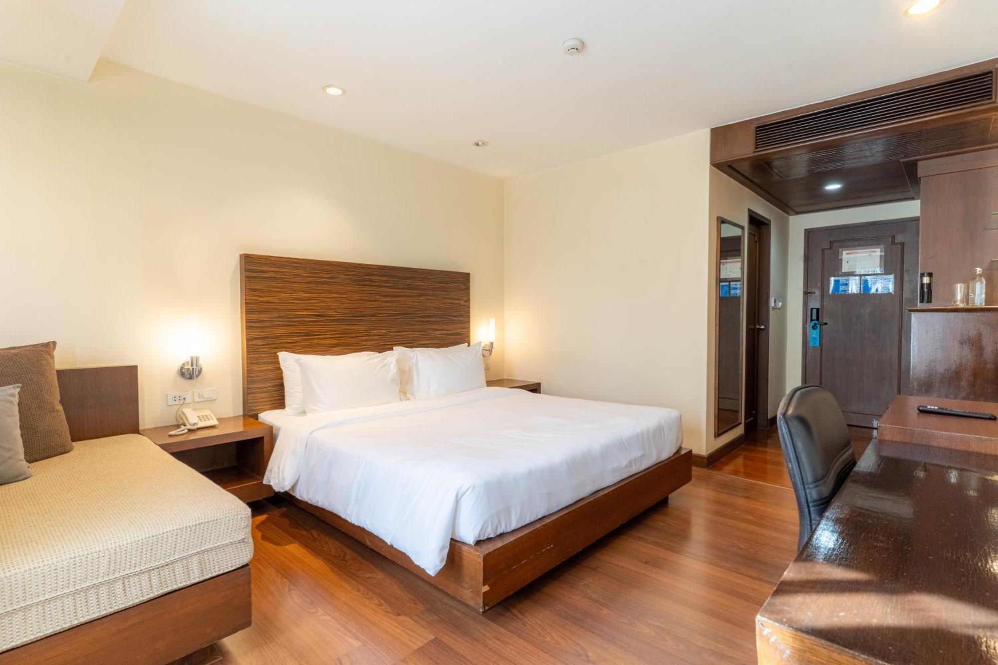 Journeyhub Sukhumvit 26, Bangkok - Formerly St James Hotel ภายนอก รูปภาพ