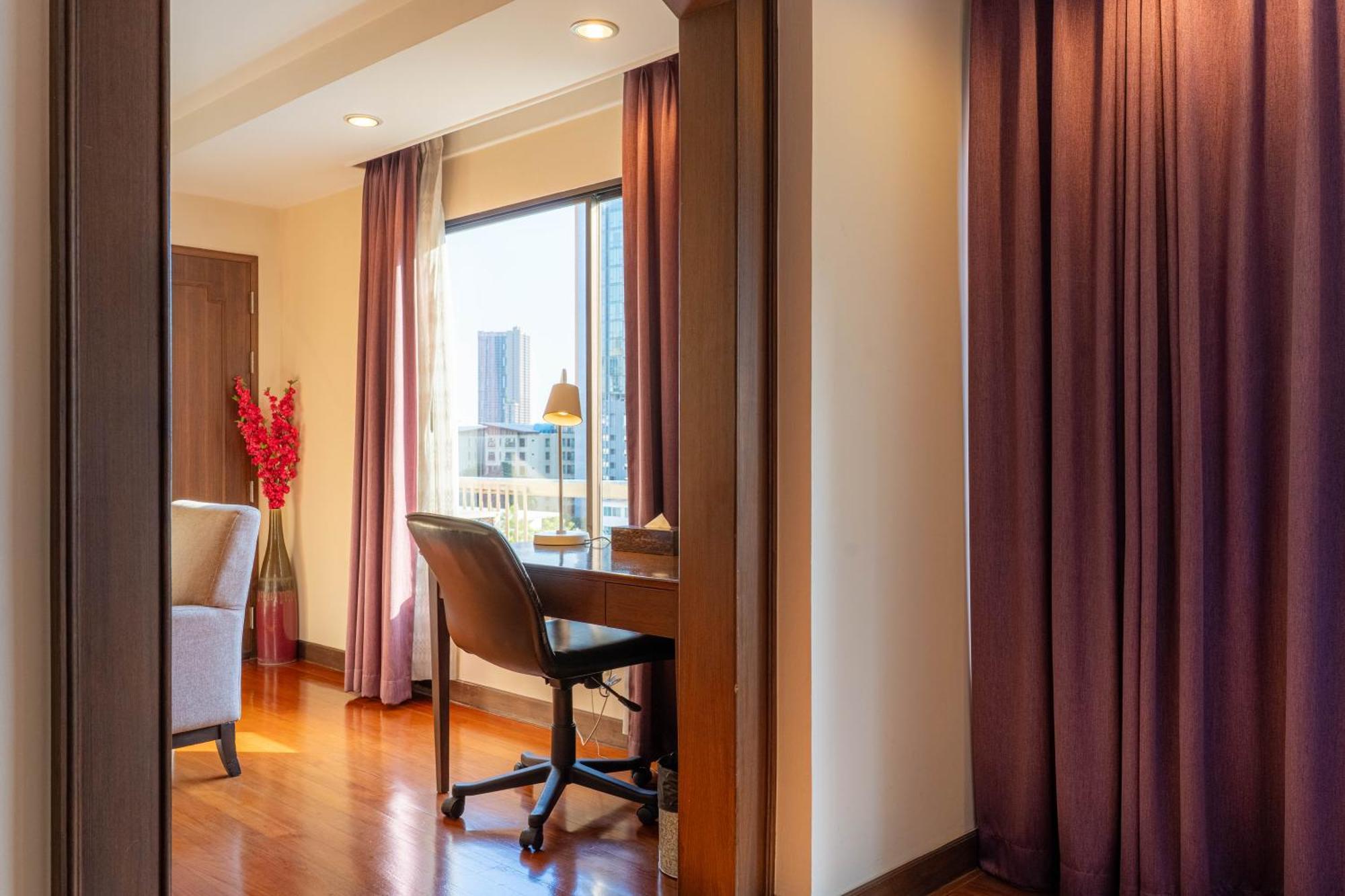 Journeyhub Sukhumvit 26, Bangkok - Formerly St James Hotel ภายนอก รูปภาพ