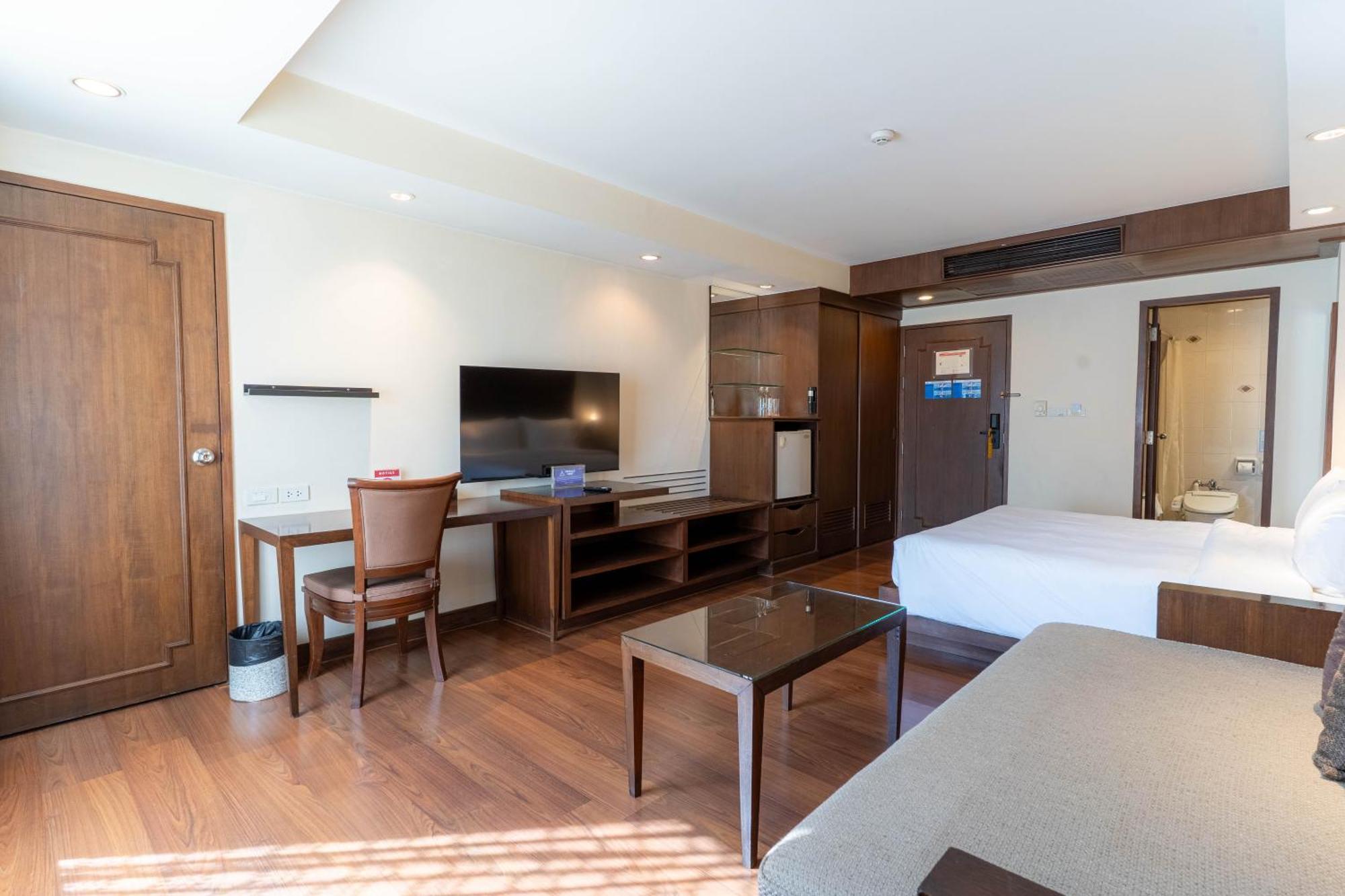 Journeyhub Sukhumvit 26, Bangkok - Formerly St James Hotel ภายนอก รูปภาพ