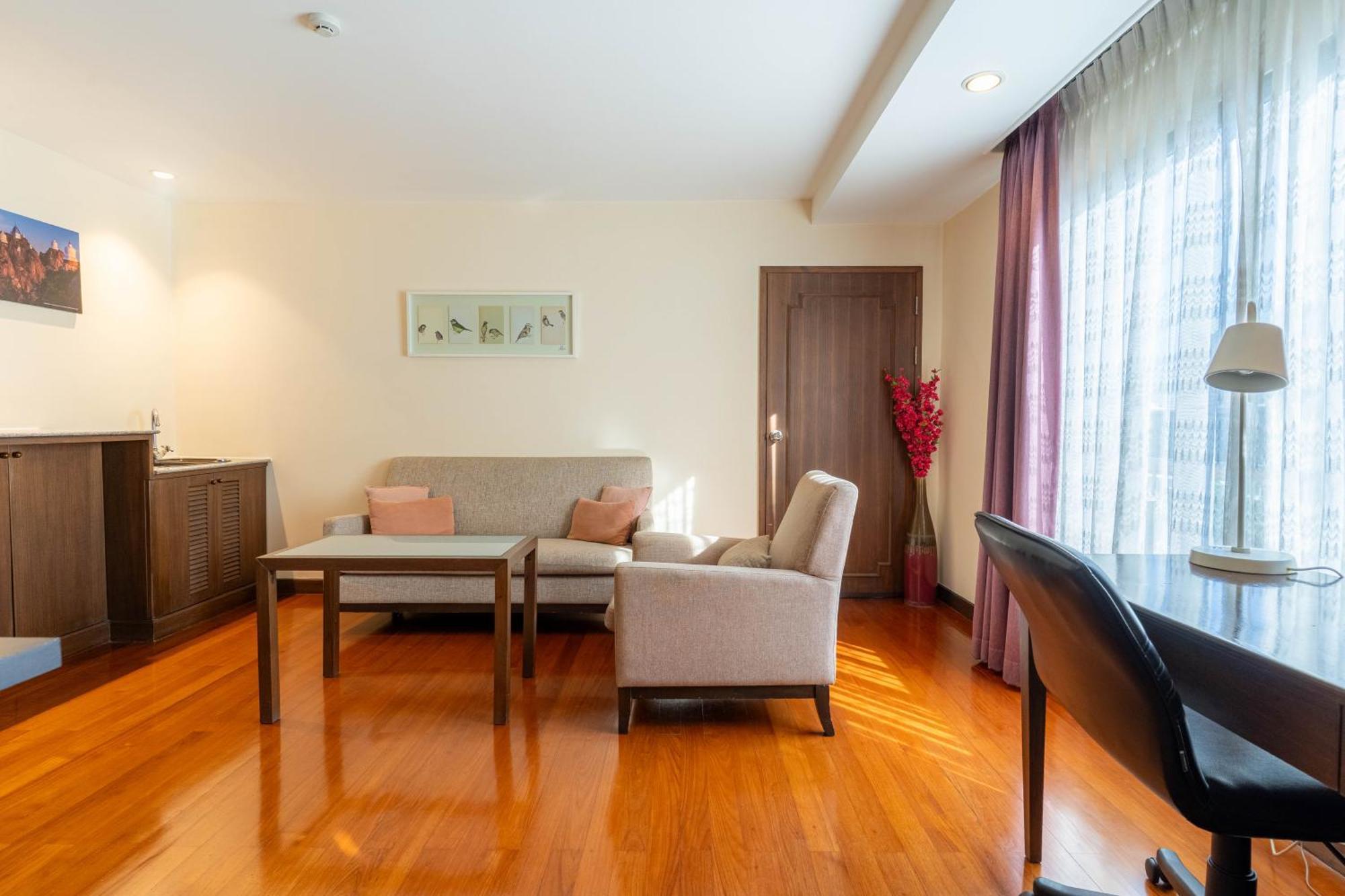 Journeyhub Sukhumvit 26, Bangkok - Formerly St James Hotel ภายนอก รูปภาพ