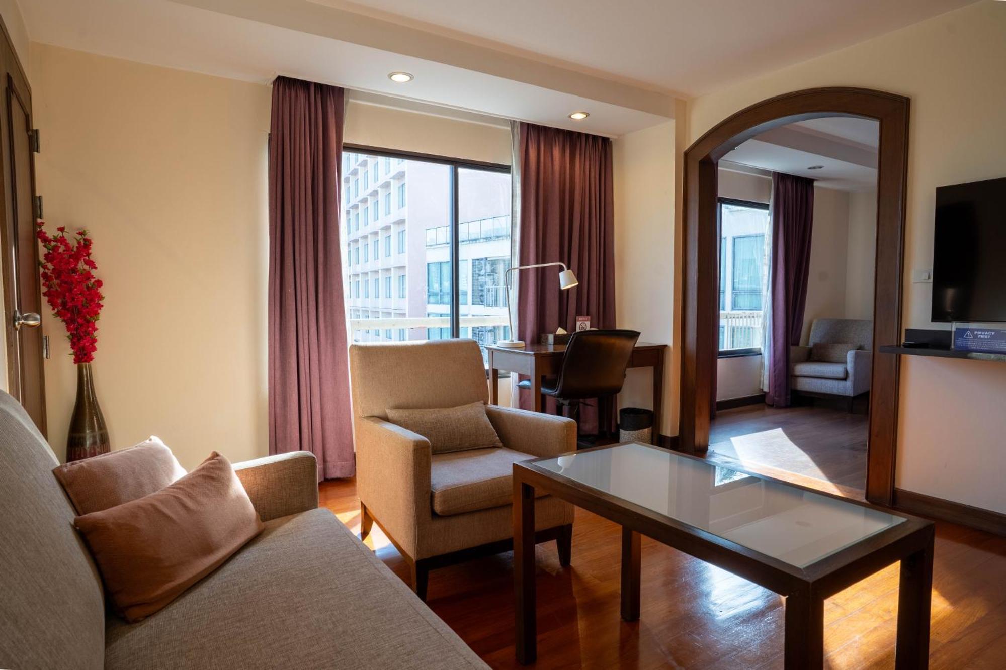 Journeyhub Sukhumvit 26, Bangkok - Formerly St James Hotel ภายนอก รูปภาพ
