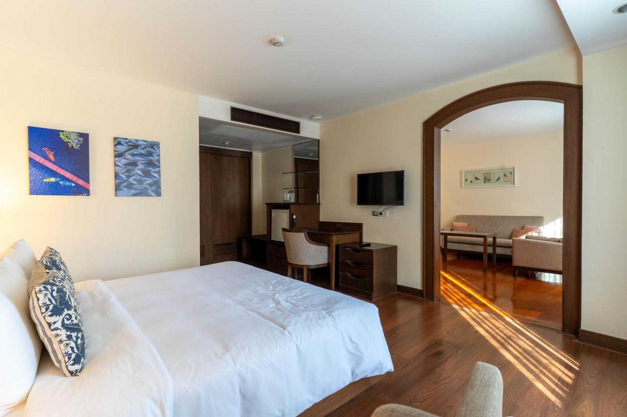 Journeyhub Sukhumvit 26, Bangkok - Formerly St James Hotel ภายนอก รูปภาพ