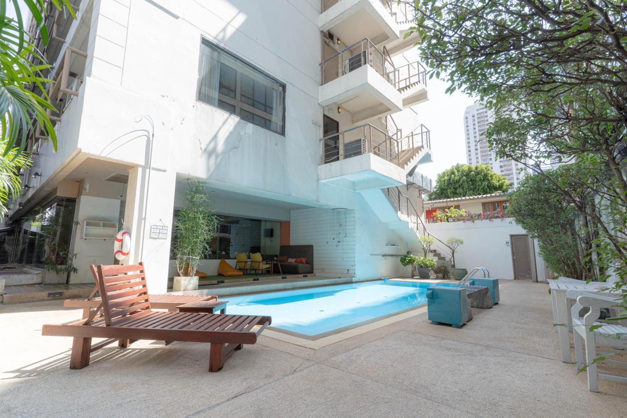 Journeyhub Sukhumvit 26, Bangkok - Formerly St James Hotel ภายนอก รูปภาพ