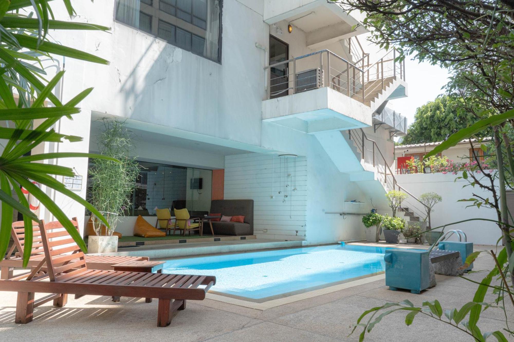 Journeyhub Sukhumvit 26, Bangkok - Formerly St James Hotel ภายนอก รูปภาพ