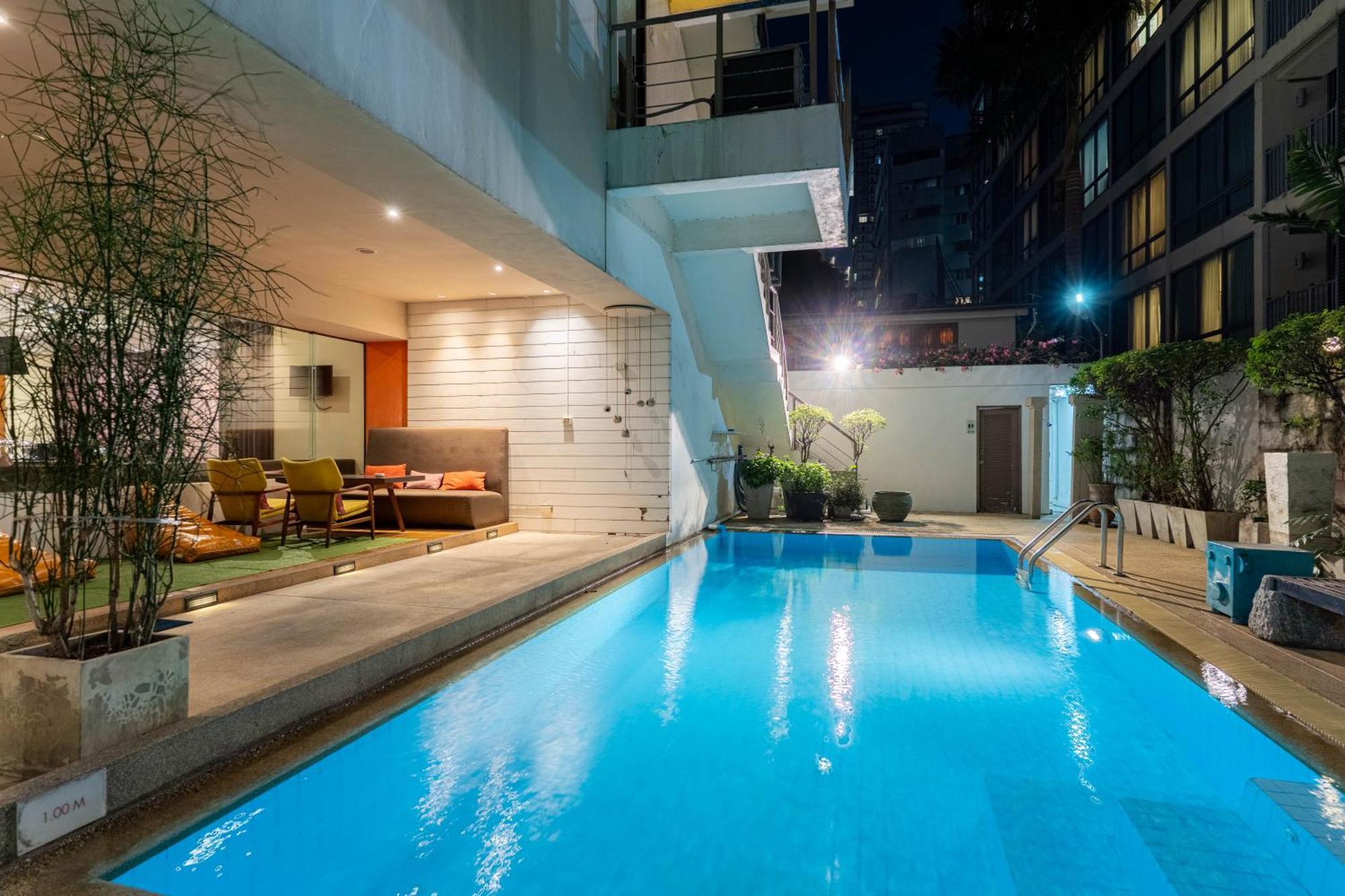 Journeyhub Sukhumvit 26, Bangkok - Formerly St James Hotel ภายนอก รูปภาพ