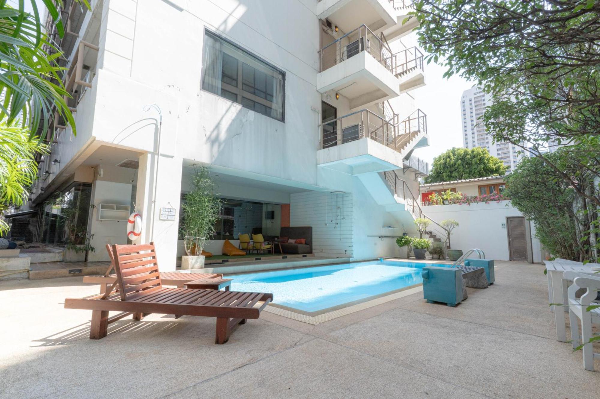 Journeyhub Sukhumvit 26, Bangkok - Formerly St James Hotel ภายนอก รูปภาพ