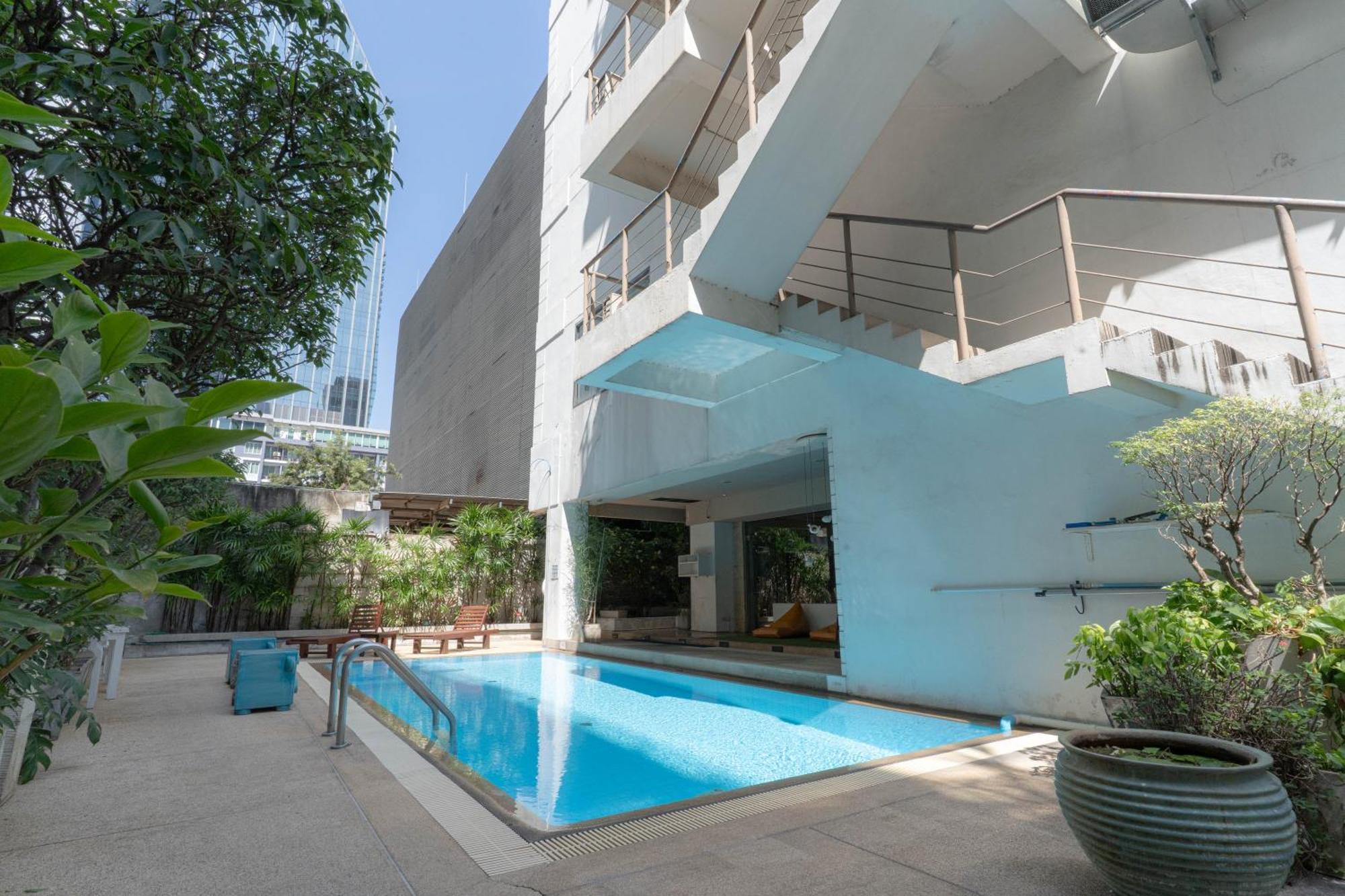 Journeyhub Sukhumvit 26, Bangkok - Formerly St James Hotel ภายนอก รูปภาพ