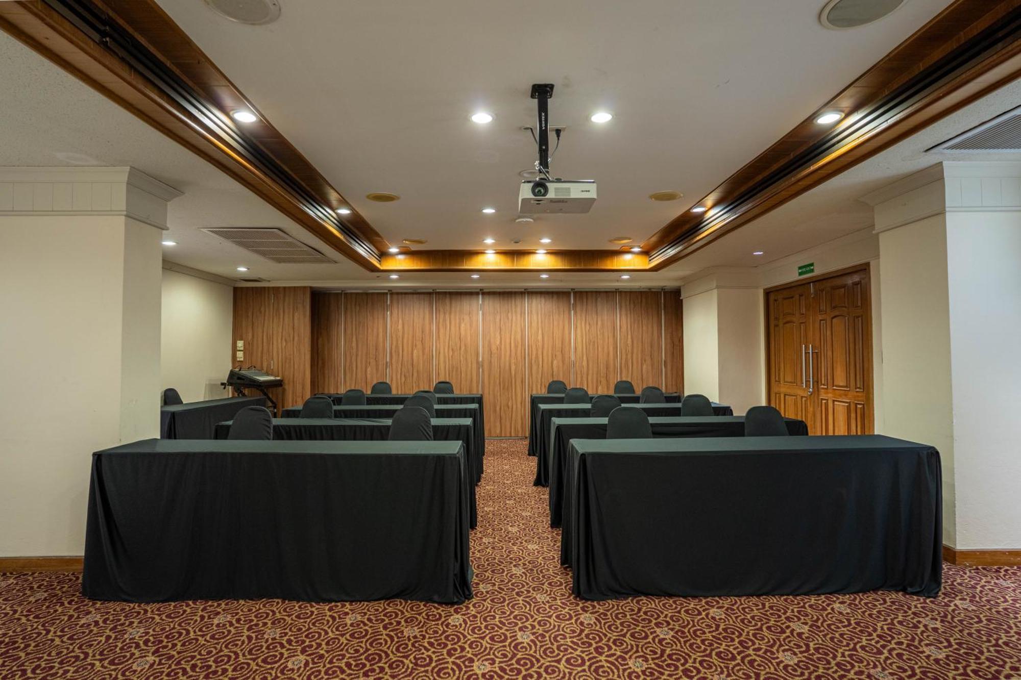 Journeyhub Sukhumvit 26, Bangkok - Formerly St James Hotel ภายนอก รูปภาพ