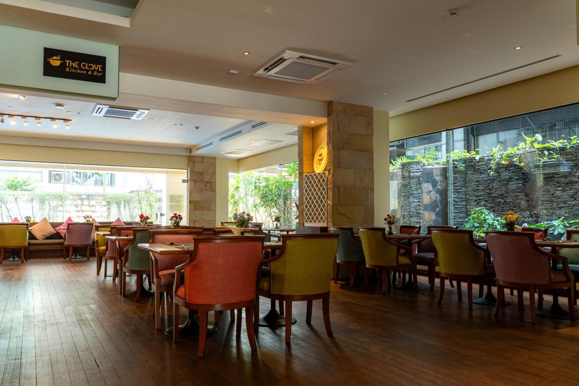 Journeyhub Sukhumvit 26, Bangkok - Formerly St James Hotel ภายนอก รูปภาพ